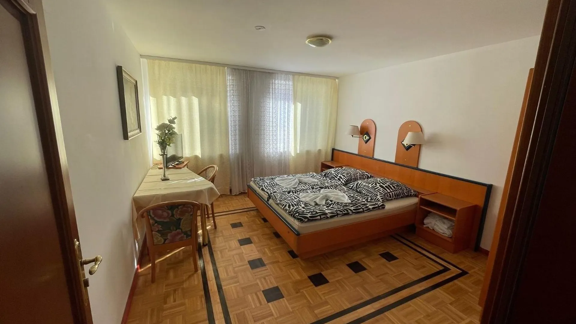 Pension Doppelbett Zimmer 22 Nuremberg Germany