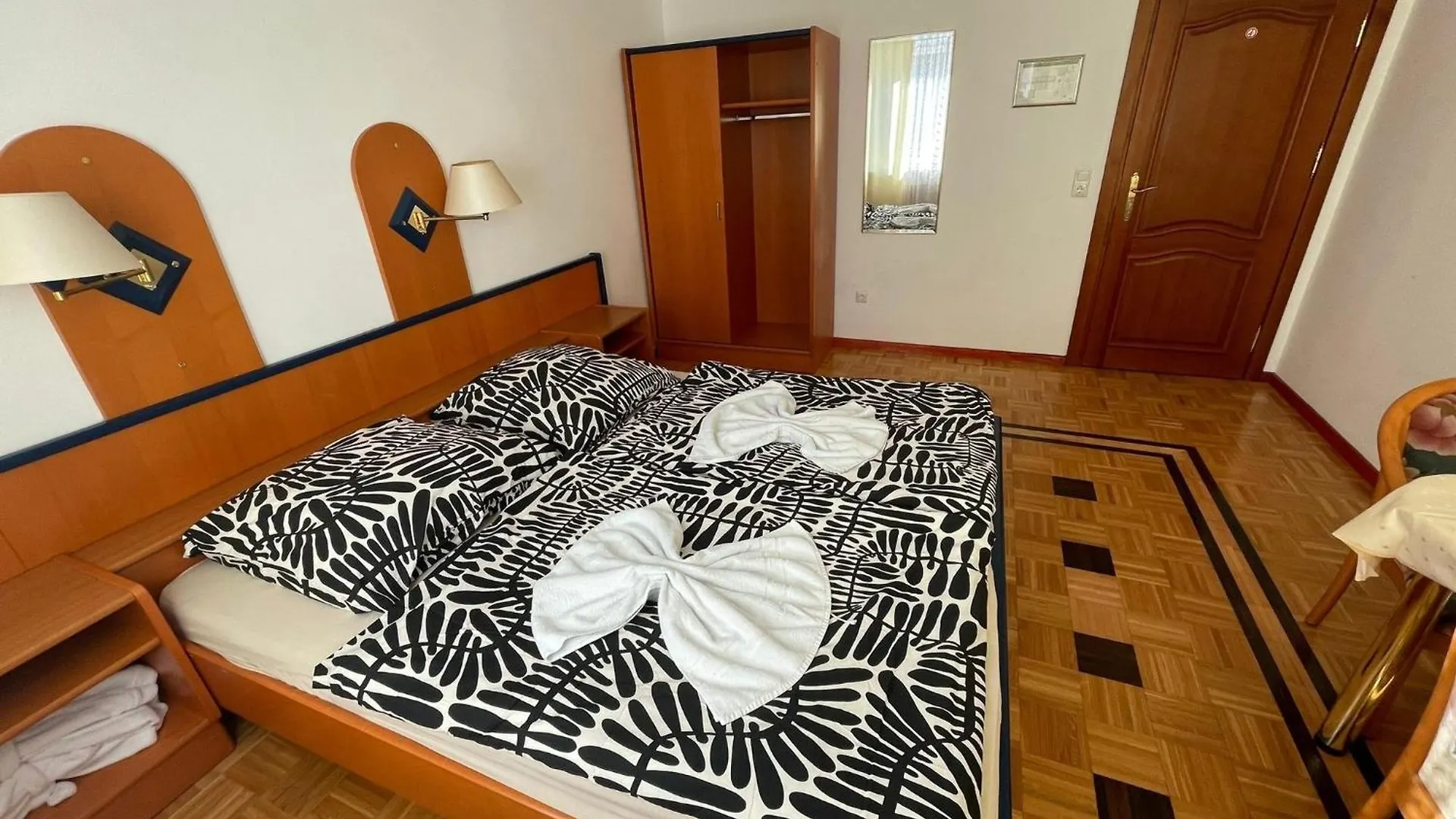 Pension Doppelbett Zimmer 22 Nuremberg Apartment