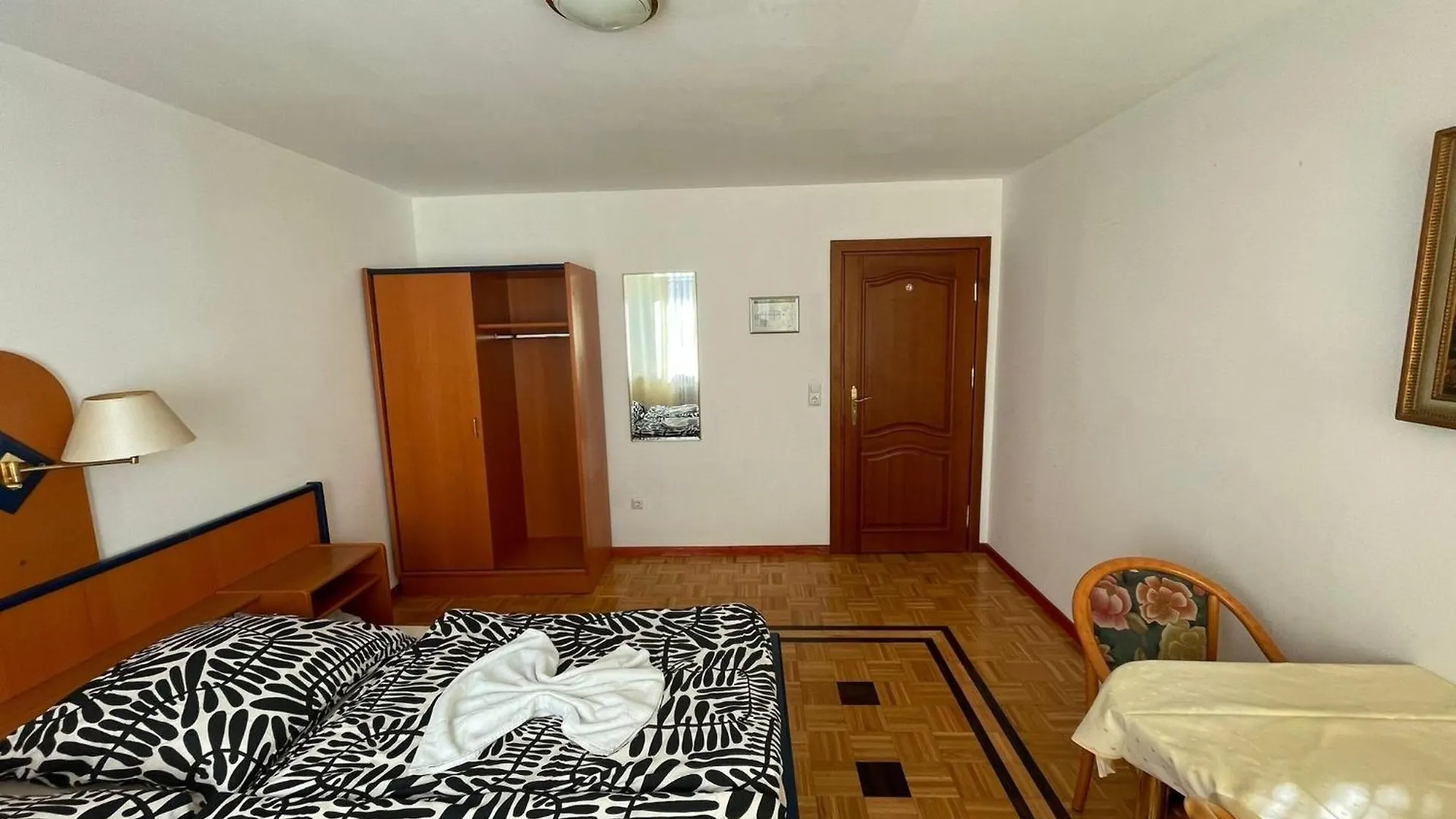 Pension Doppelbett Zimmer 22 Nuremberg