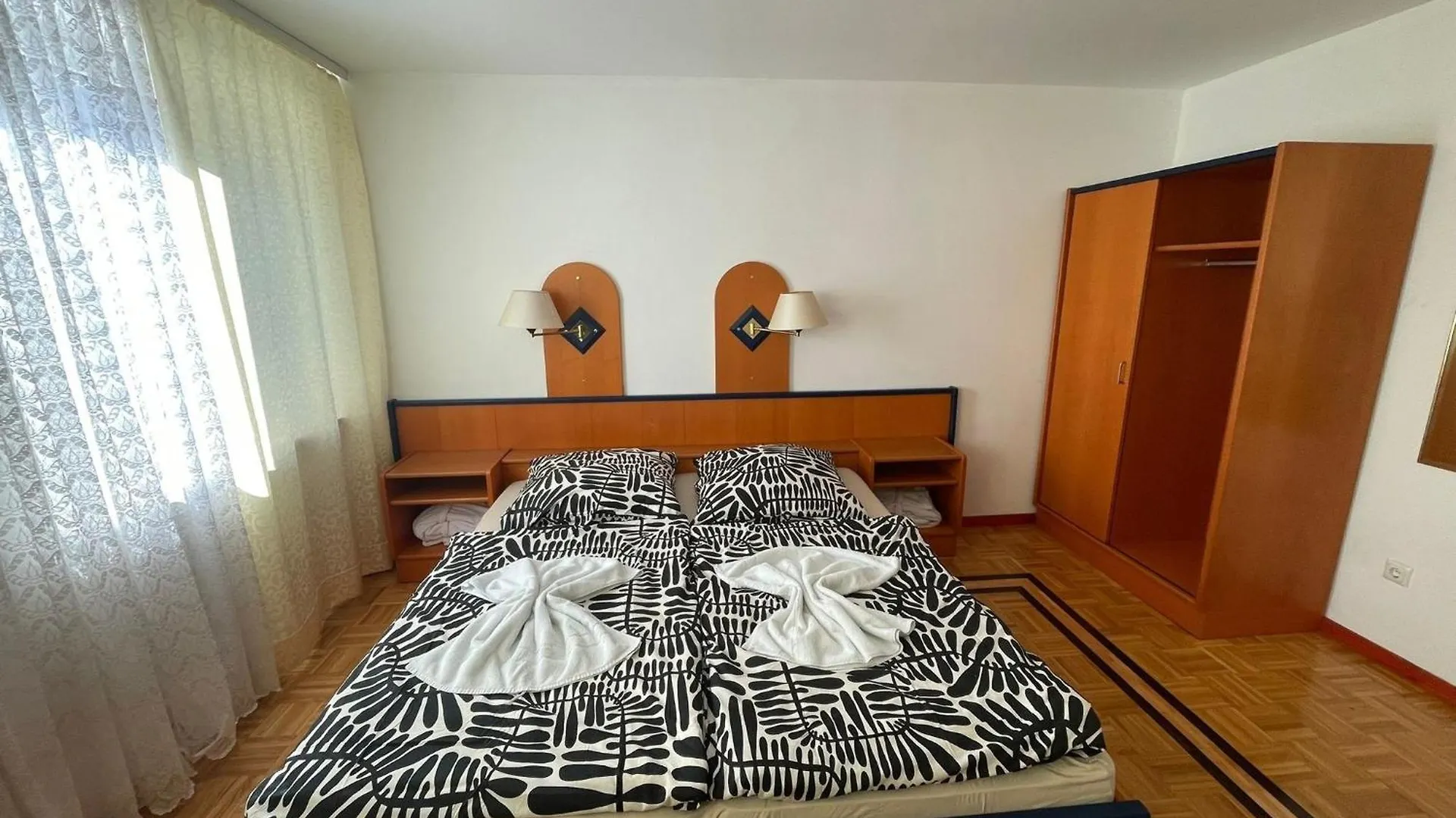 Apartment Pension Doppelbett Zimmer 22 Nuremberg