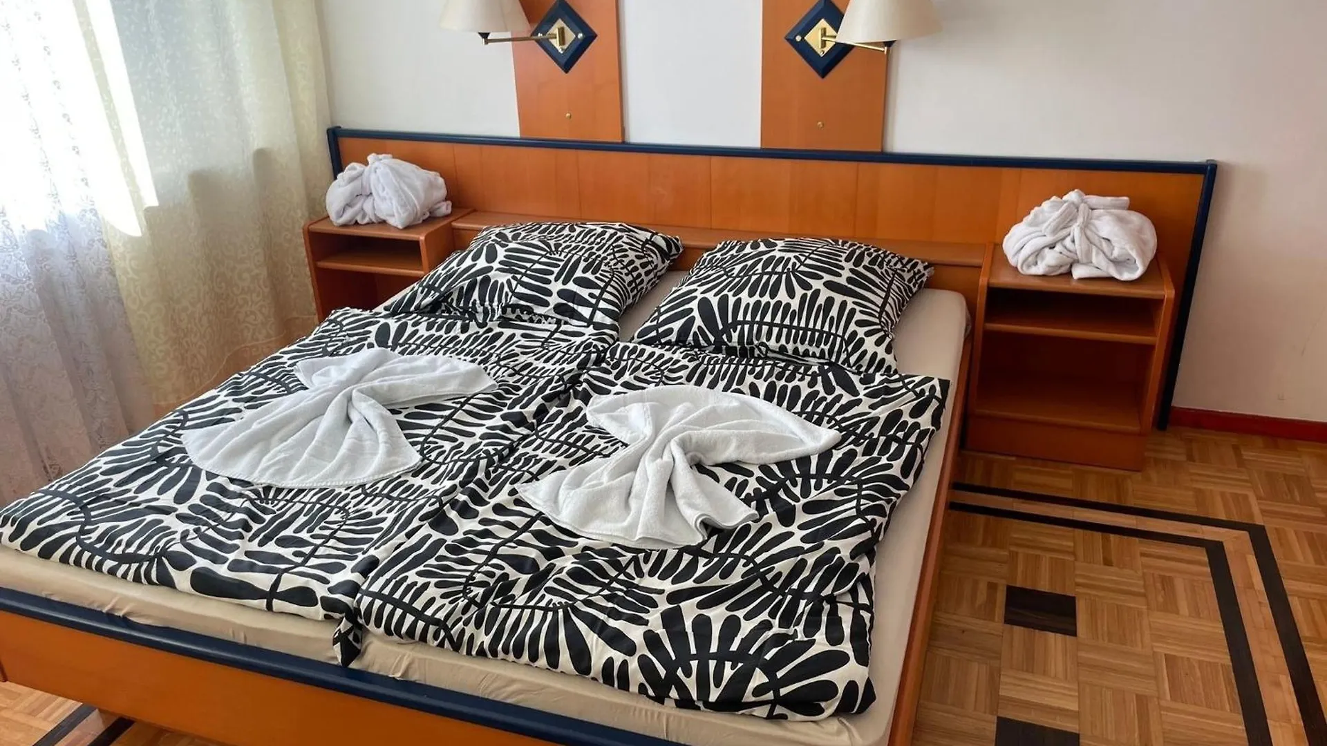 Pension Doppelbett Zimmer 22 Nuremberg Apartment