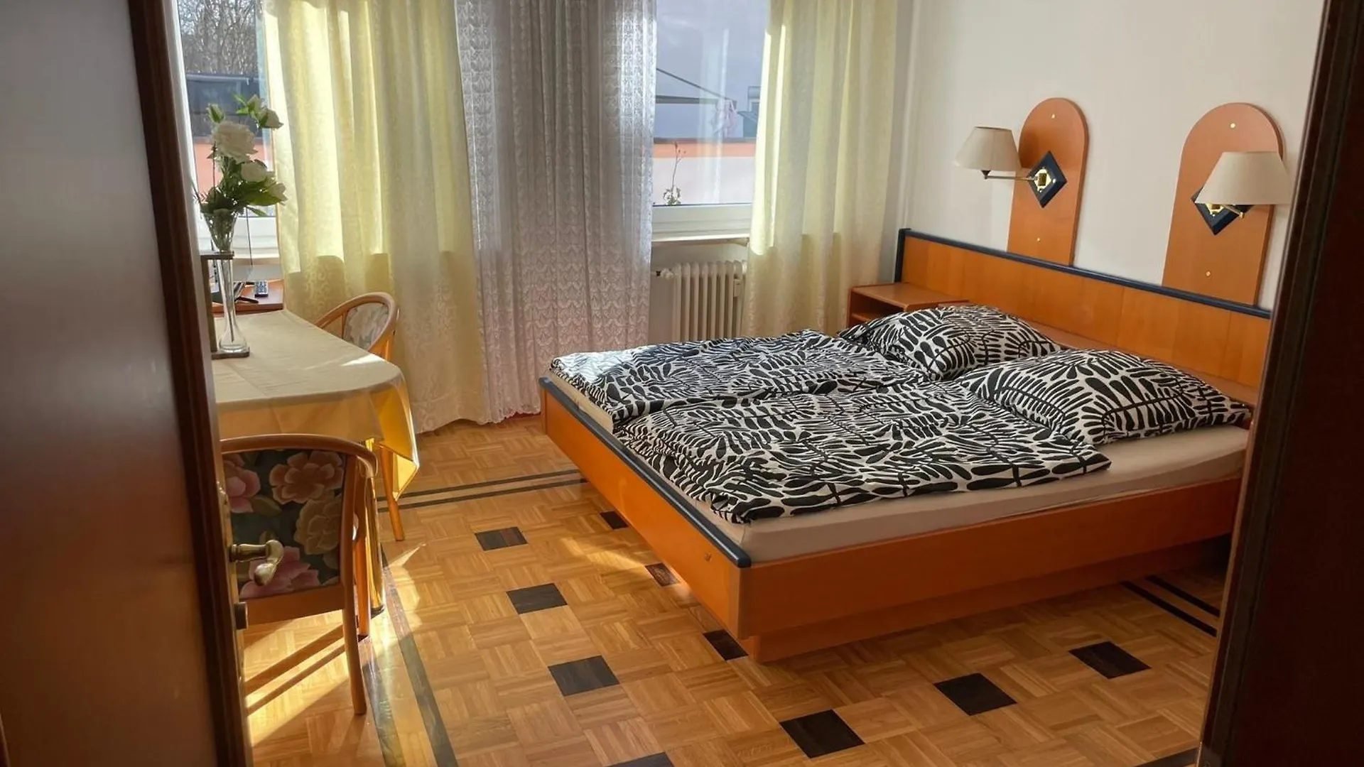 Pension Doppelbett Zimmer 22 Nuremberg