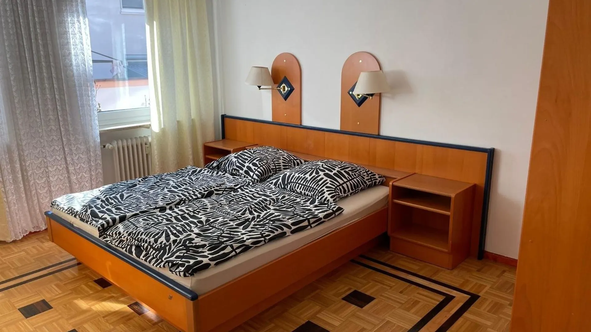 Pension Doppelbett Zimmer 22 Nuremberg Apartment