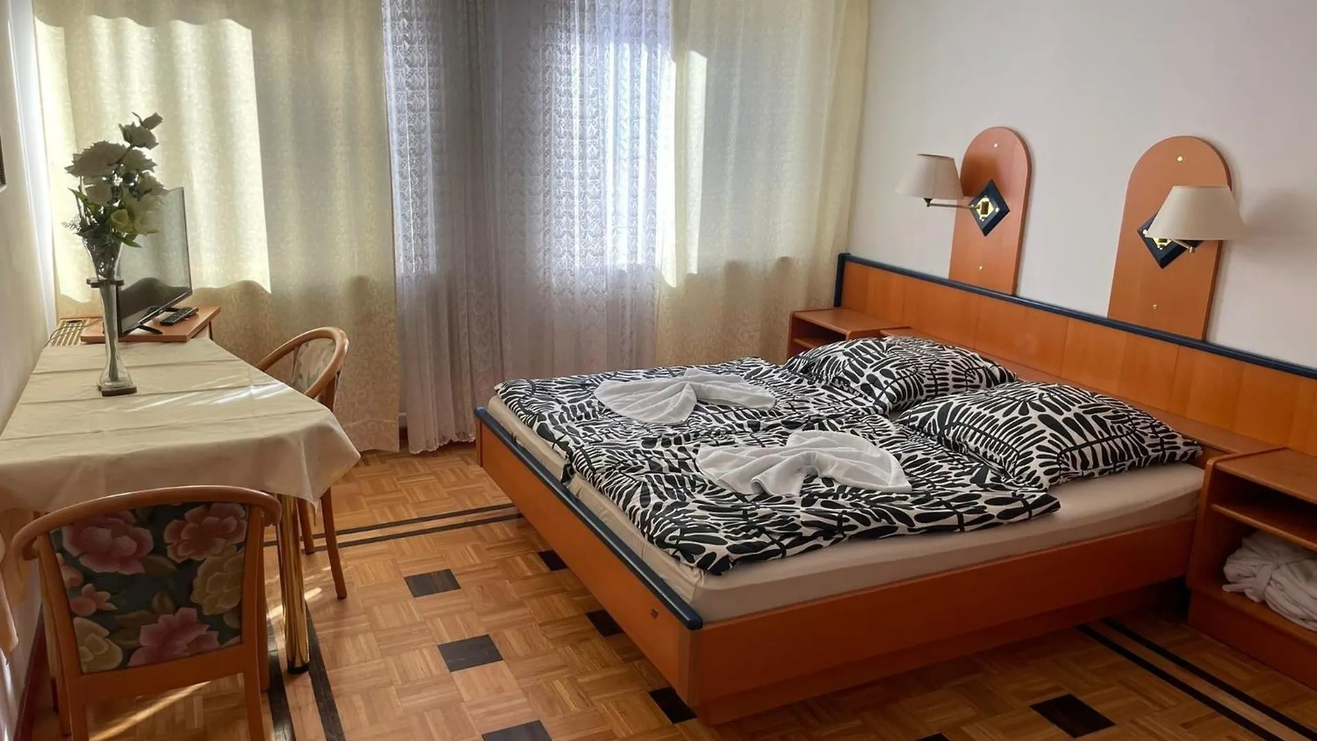 Pension Doppelbett Zimmer 22 Nuremberg Germany